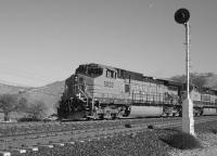 BNSF 5053 passing the signal at Walong.