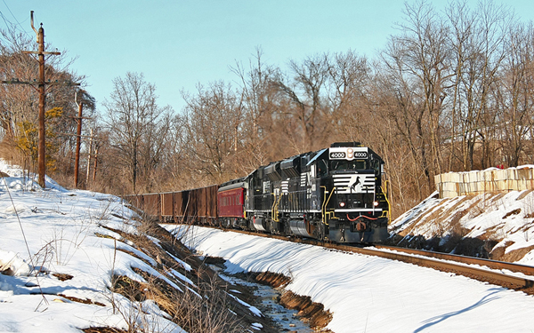 An NS 995 test train climbs Starkey Hillin southwest Roanoke, VA